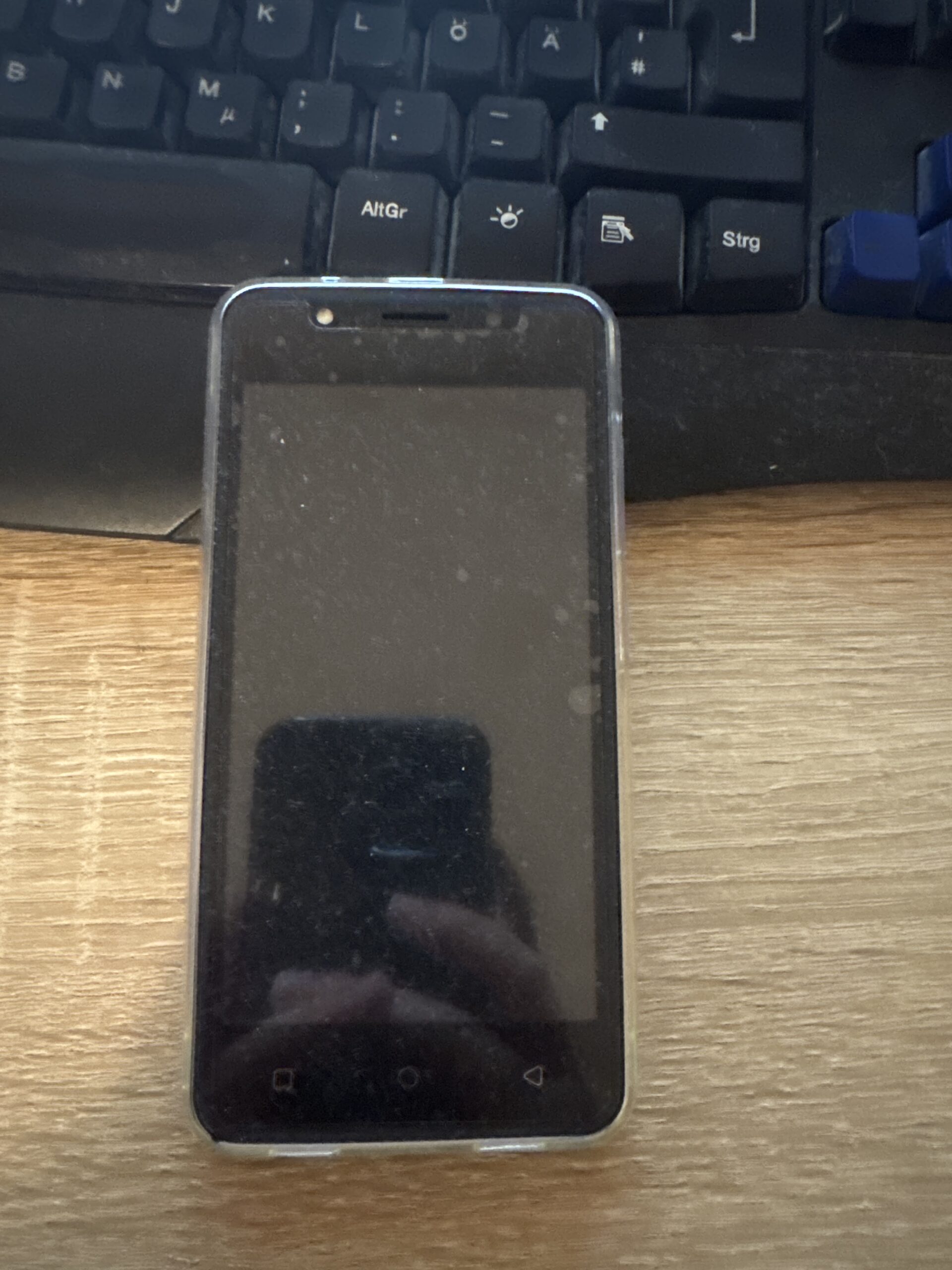 Handy inkl. Hülle und Schutzglas (draufmontiert)