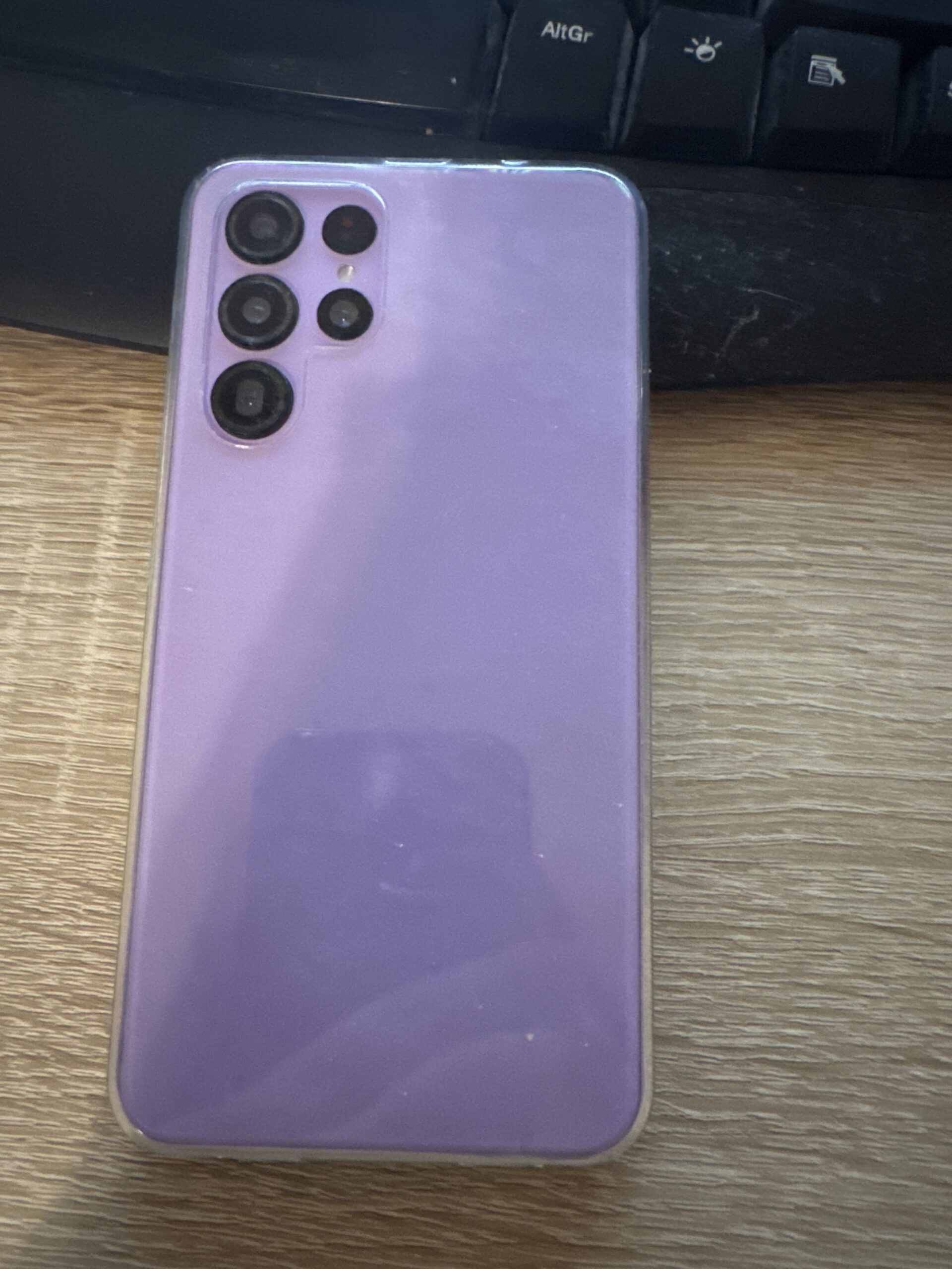 Handy inkl. Hülle und Schutzglas (draufmontiert)